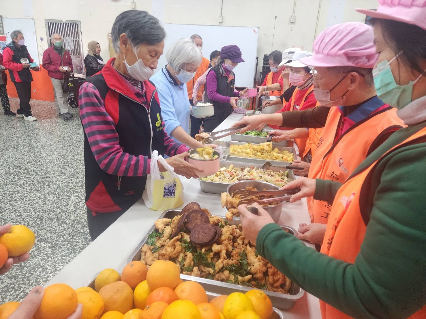 社區共餐現場由志工為長者分送餐點