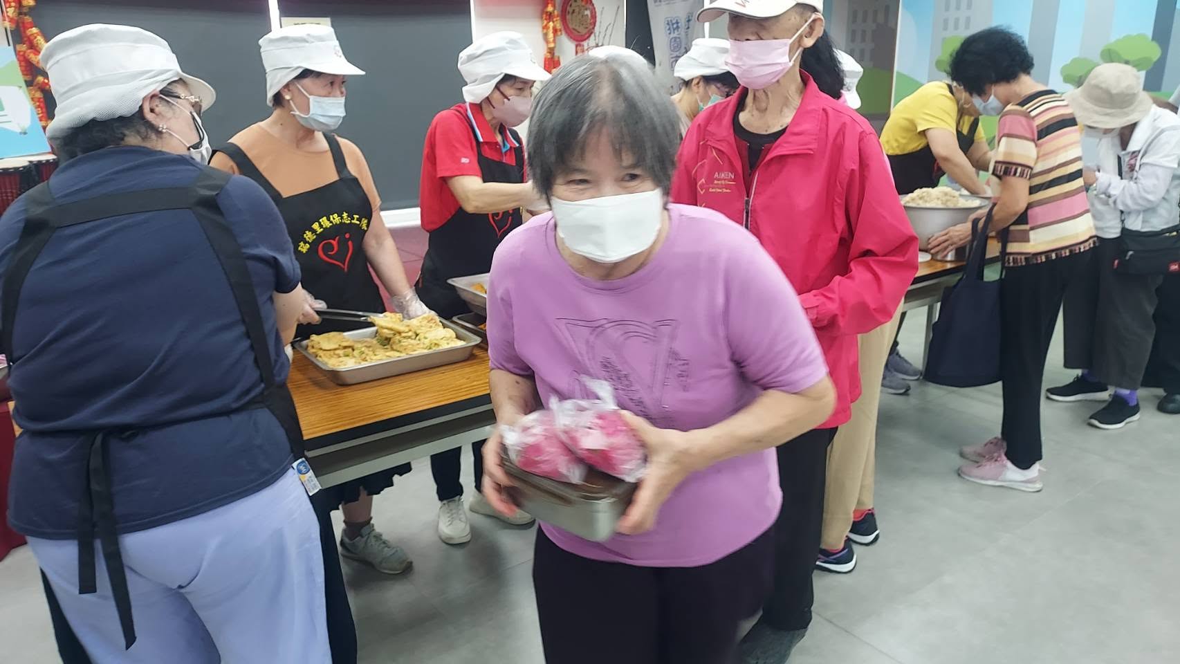 志工在廚房分裝剛完成的餐點